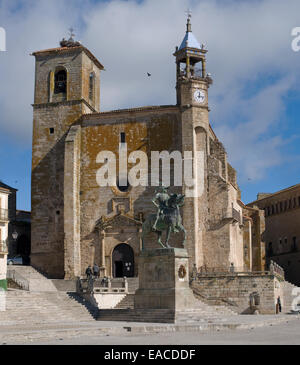 Statue von Francisco Pizarro (spanische Entdecker und Eroberer von Peru) und die Kirche St. Martin in Mayor Square von Trujillo. Stockfoto