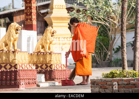 Buddhistischer Mönch Reinigung Tempel in Ban Xang Khong Dorf in der Nähe von Luang Prabang, Laos, Südostasien, Asien, Stockfoto