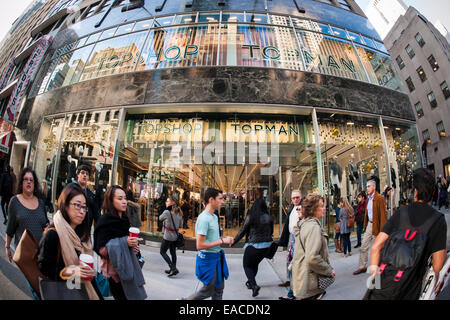 Der neu eröffnete Topshop Store auf der Fifth Avenue in Midtown Manhattan in New York Stockfoto