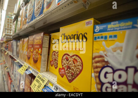 Boxen von General Mills Frühstück Getreide einschließlich Cheerios im Supermarktregal Stockfoto