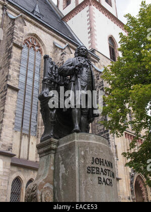 Die neuen Bach-Denkmal bedeutet neue Bach Denkmal steht seit 1908 vor der Kirche St. Thomas wo Kirche Johann Sebastia Stockfoto