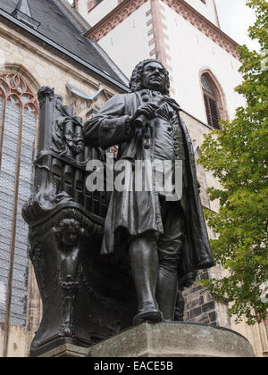 Die neuen Bach-Denkmal bedeutet neue Bach Denkmal steht seit 1908 vor der Kirche St. Thomas wo Kirche Johann Sebastia Stockfoto