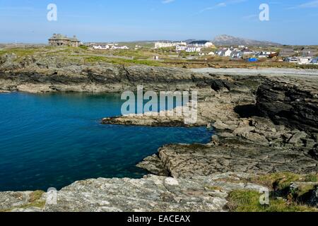 Auf der Suche von Craig Y Mor, Trearddur Bay, Anglesey in Richtung Holyhead an einem ruhigen sonnigen Tag Stockfoto