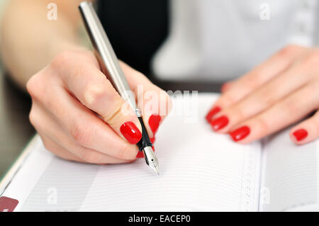 Füllhalter, schreiben auf einer leeren Arbeitsmappe Stockfoto