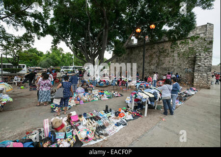 Maya und hispanischen Menschen beim Einkaufen auf einem Flohmarkt befindet sich neben dem Landtor in Campeche, Mexiko Stockfoto