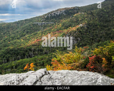 Der Blue Ridge Parkway windet sich durch die Appalachen im Frühherbst Stockfoto