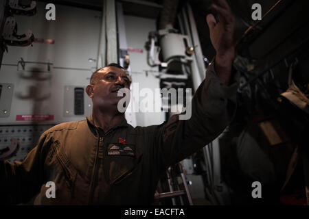 (141112)--EIN AL-ASAD AIR BASE, 12. November 2014 (Xinhua)--eine irakische Offizier befiehlt irakische Soldaten eine c-130-Flugzeug fliegen, Ein al-Asad Air Base in der Provinz Anbar westlich Irak 11. November 2014. US-Militärexperten kam auf Ein al-Asad Flugplatz am Nov. 10, Schulung und Unterstützung der irakischen Streitkräfte zu helfen. (Xinhua/Chen Xu) Stockfoto