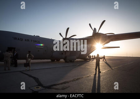 (141112)--EIN AL-ASAD AIR BASE, 12. November 2014 (Xinhua)--eine c-130-Transportflugzeug kommt in Ein al-Asad Air Base in der Provinz Anbar westlich Irak 11. November 2014. US-Militärexperten kam auf Ein al-Asad Flugplatz am Nov. 10, Schulung und Unterstützung der irakischen Streitkräfte zu helfen. (Xinhua/Chen Xu) Stockfoto