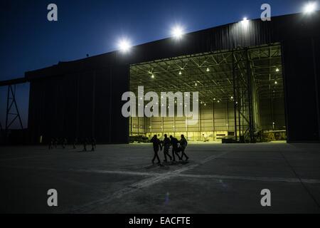 (141112)--EIN AL-ASAD AIR BASE, 12. November 2014 (Xinhua)--irakische Soldaten zu Fuß vor einem Hangar auf einem Militärflugplatz in Bagdad, die Hauptstadt des Irak am 11., 2014. US-Militärexperten kamen in Ein al-Asad Air Base im Westen Iraks Anbar Provinz auf Nov. 10, helfen, Schulung und Unterstützung der irakischen Streitkräfte. (Xinhua/Chen Xu) Stockfoto