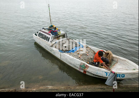 Angler kommen im Dock auf mexikanische Fischerboot auf die Bucht von Campeche, Campeche, Mexiko Stockfoto