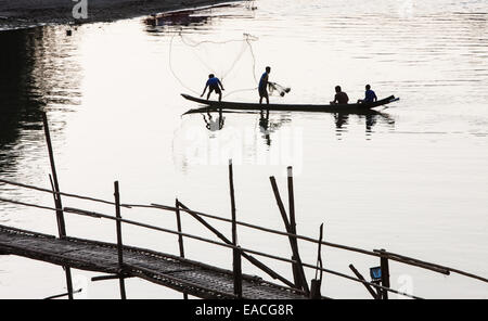 Lokalen Fischern am Mekong bei Luang Prabang, Laos, Südostasien, Asien Stockfoto