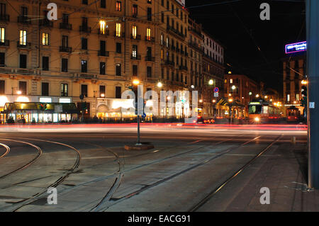 Italien, Lombardei, Mailand, Piazza Cadorna Square bei Nacht Stockfoto