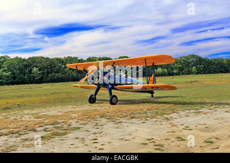 1942 Boeing Stearman D75N1 akrobatische Flugzeuge Rollen für den Start Bayport Aerodrome Long Island New York Stockfoto