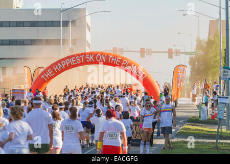 Teilnehmer in der Farbe Spaß laufen; Anchorage, Alaska, Vereinigte Staaten von Amerika Stockfoto