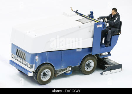 Yokohama, Japan. 11. November 2014. Ice Resurfacer Eishockey: 2015 IIHF Eishockey Womens World Championship Qualifikation Series match zwischen Japan 2: 1 Tschechien im Shin-Yokohama Skate Center in Yokohama, Japan. Bildnachweis: Shingo Ito/AFLO SPORT/Alamy Live-Nachrichten Stockfoto