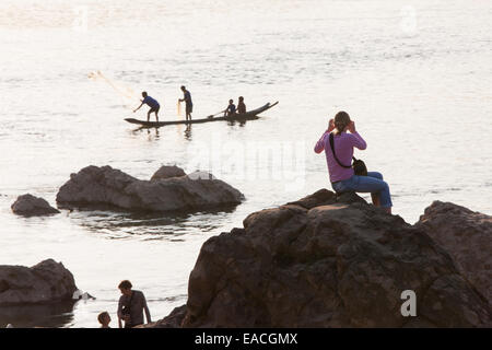 Sonnenuntergang. Lokalen Fischern am Mekong bei Luang Prabang, Laos, Südostasien, Asien Stockfoto