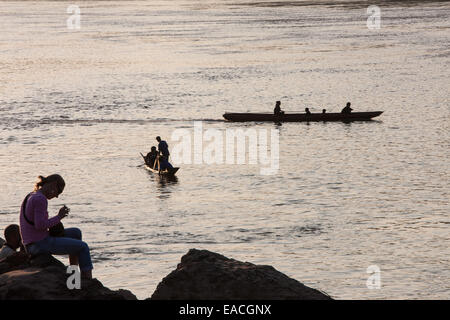 Sonnenuntergang. Lokalen Fischern am Mekong bei Luang Prabang, Laos, Südostasien, Asien Stockfoto