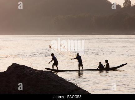 Sonnenuntergang. Lokalen Fischern am Mekong bei Luang Prabang, Laos, Südostasien, Asien Stockfoto