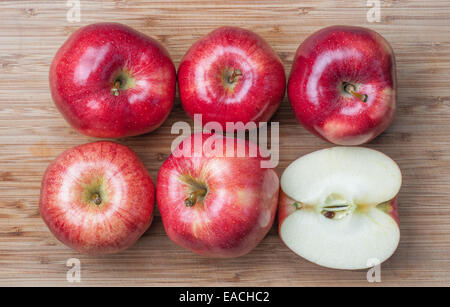 Frische Äpfel auf einem Holzbrett Stockfoto
