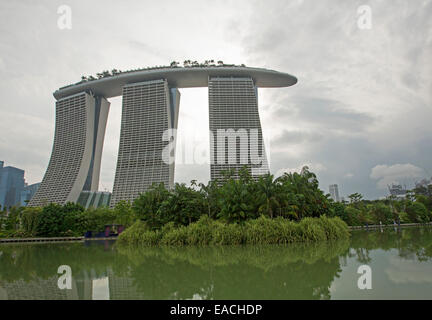 Marina Bay Sands Casino Resort, moderne mehrstöckige Gebäude in Singapur, Neben ruhigen Wasser des Sees in Himmel aufsteigt Stockfoto