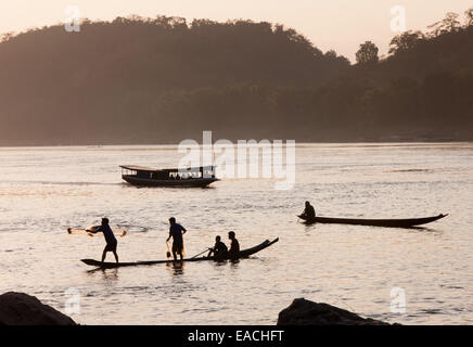 Sonnenuntergang. Lokalen Fischern am Mekong bei Luang Prabang, Laos, Südostasien, Asien Stockfoto