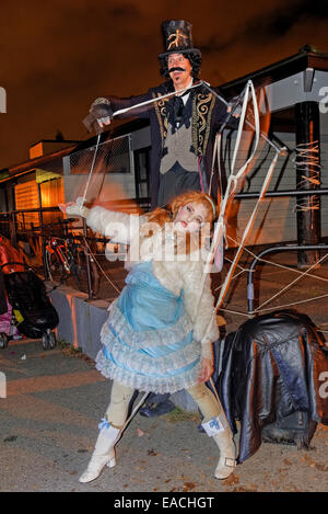 Menschliche Marionette, Parade verloren Seelen Festival 2014, Commercial Drive Nachbarschaft, Vancouver, Britisch-Kolumbien, Kanada Stockfoto