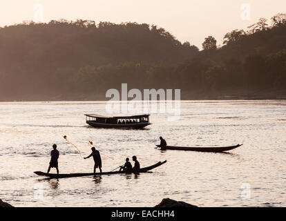 Sonnenuntergang. Lokalen Fischern am Mekong bei Luang Prabang, Laos, Südostasien, Asien Stockfoto