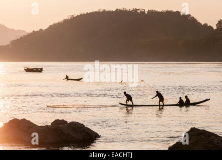 Sonnenuntergang. Lokalen Fischern am Mekong bei Luang Prabang, Laos, Südostasien, Asien Stockfoto