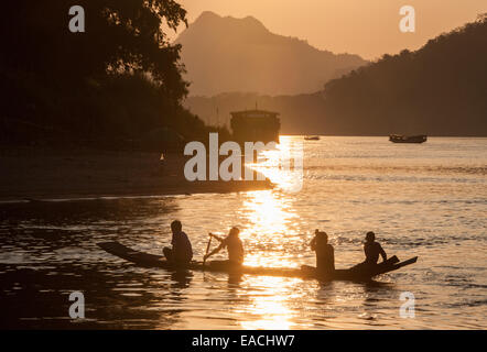 Sonnenuntergang. Lokalen Fischern am Mekong bei Luang Prabang, Laos, Südostasien, Asien Stockfoto