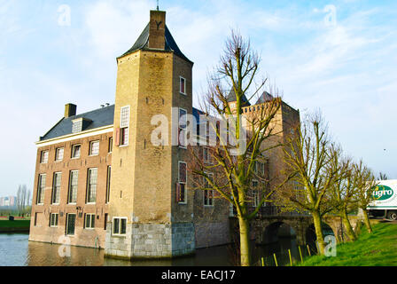 Slot-Assumberg alten Schloss sich in einer Jugendherberge in Heemskerk Stockfoto