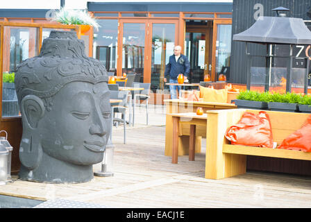 Buddha-Kopf als Dekoration vor einem Restaurant in Holland Stockfoto