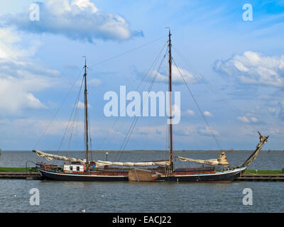 Ein Tourist Junk festmachen an der Pier von Volendam Stockfoto