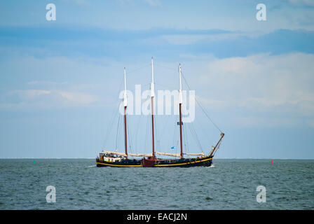 Die touristischen Junk Schiff in Volendam Stockfoto