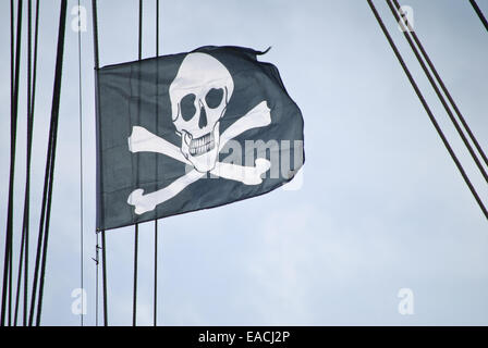 Die Piratenflagge auf dem Kreuzfahrtschiff in Volendam Stockfoto