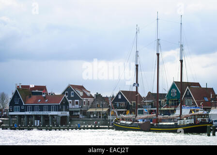 Kreuzfahrt von Volendam an der Pier der Stadt Stockfoto