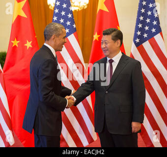 Peking, China. 12. November 2014. Chinese President Xi Jinping (R) hält eine Willkommenszeremonie für US-Präsident Barack Obama in der großen Halle des Volkes in Peking, Hauptstadt von China, 12. November 2014. © Li Xueren/Xinhua/Alamy Live-Nachrichten Stockfoto