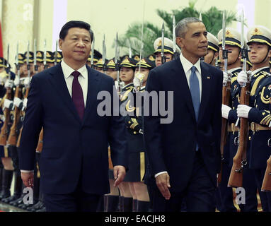 Peking, China. 12. November 2014. Chinesische Präsident Xi Jinping (L) hält eine Willkommenszeremonie für US-Präsident Barack Obama in der großen Halle des Volkes in Peking, Hauptstadt von China, 12. November 2014. © Pang Xinglei/Xinhua/Alamy Live-Nachrichten Stockfoto