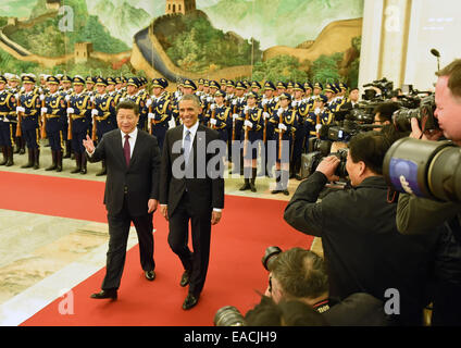 Peking, China. 12. November 2014. Chinesische Präsident Xi Jinping (L) hält eine Willkommenszeremonie für US-Präsident Barack Obama in der großen Halle des Volkes in Peking, Hauptstadt von China, 12. November 2014. © Liu Jiansheng/Xinhua/Alamy Live-Nachrichten Stockfoto