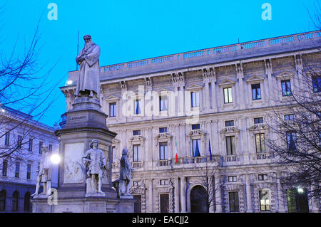 Italien, Lombardei, Mailand, die Piazza della Scala, Leonardo da Vinci Monument Stockfoto