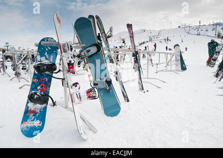 Snowboards und Skier auf einem Gestell in Canada Olympic Park, COP, Calgary, Alberta, Kanada Stockfoto