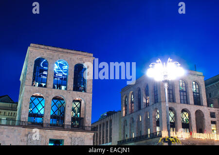 Italien, Lombardei, Mailand, Domplatz, Museum des 20. Jahrhunderts, Museo del Novecento in der Abenddämmerung Stockfoto