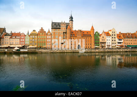 Die klassische Ansicht von Danzig mit Gebäude im hanseatischen Stil spiegelt sich in den Fluss Mottlau. Stockfoto