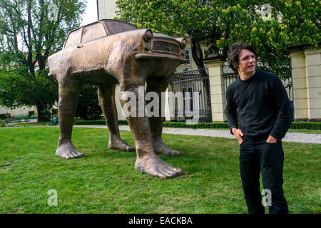 David Cerny, ist "Quo Vadis" Statue bronziert Trabant Auto mit vier Beinen, Garten Botschaft Deutschland, Prag, Tschechische Republik Stockfoto