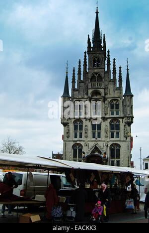 Das alte Rathaus und den Markt, Gouda. Stockfoto