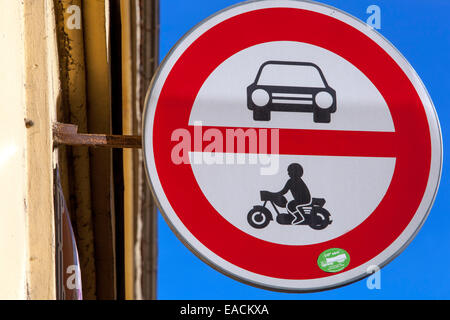 Straßenschild zeigt kein Eintrag für Autos oder Motorräder Tschechische Stockfoto