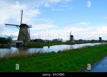 Windmühlen und der blaue Himmel in Holland Stockfoto