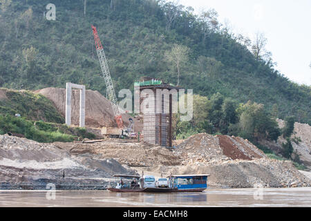 Bau der großen Brücke über Mekong.on eine zweitägige Kreuzfahrt auf eine langsame Fähre entlang Mekong River, Laos, Asien. Stockfoto