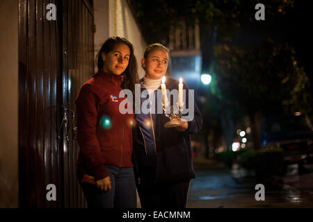 Mexico City, Mexiko. 11. November 2014. Bewohner mit brennenden Kerzen erlöschen zu einer Straße während der Rallye "11.11 Light für Mexiko" in Mexiko-Stadt, Hauptstadt von Mexiko, am 11. November 2014. Laut Lokalpresse hat "Kette des Lichts" das Ziel, die Gewalt in Mexiko, im Rahmen der Aktionen zu verurteilen, dass die Nachfrage der lebendig Präsenz der 43 Schüler von der ländlichen der Normal Ayotzinapa, das in Iguala, Guerrero vermisst. © Pedro Mera/Xinhua/Alamy Live-Nachrichten Stockfoto