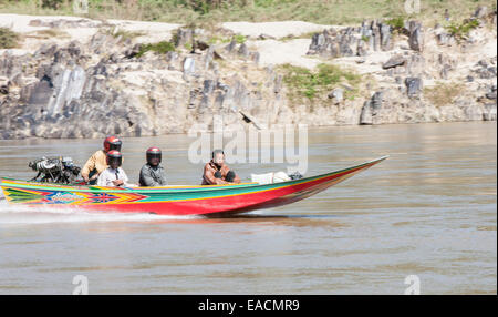 Gefährliche Speedboat. Foto vom Boot auf einer zweitägigen Kreuzfahrt auf eine langsame Fähre entlang Fluss Mekong, Laos, Südostasien, Asien, Stockfoto