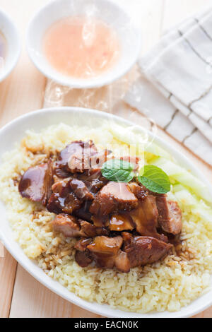Char Siu - chinesische klebrige Schweinefleisch Spareribs gebraten mit einem süßen und herzhaften Soße mit gekochtem Reis serviert. Gegrilltes Schweinefleisch Char Siu Stockfoto